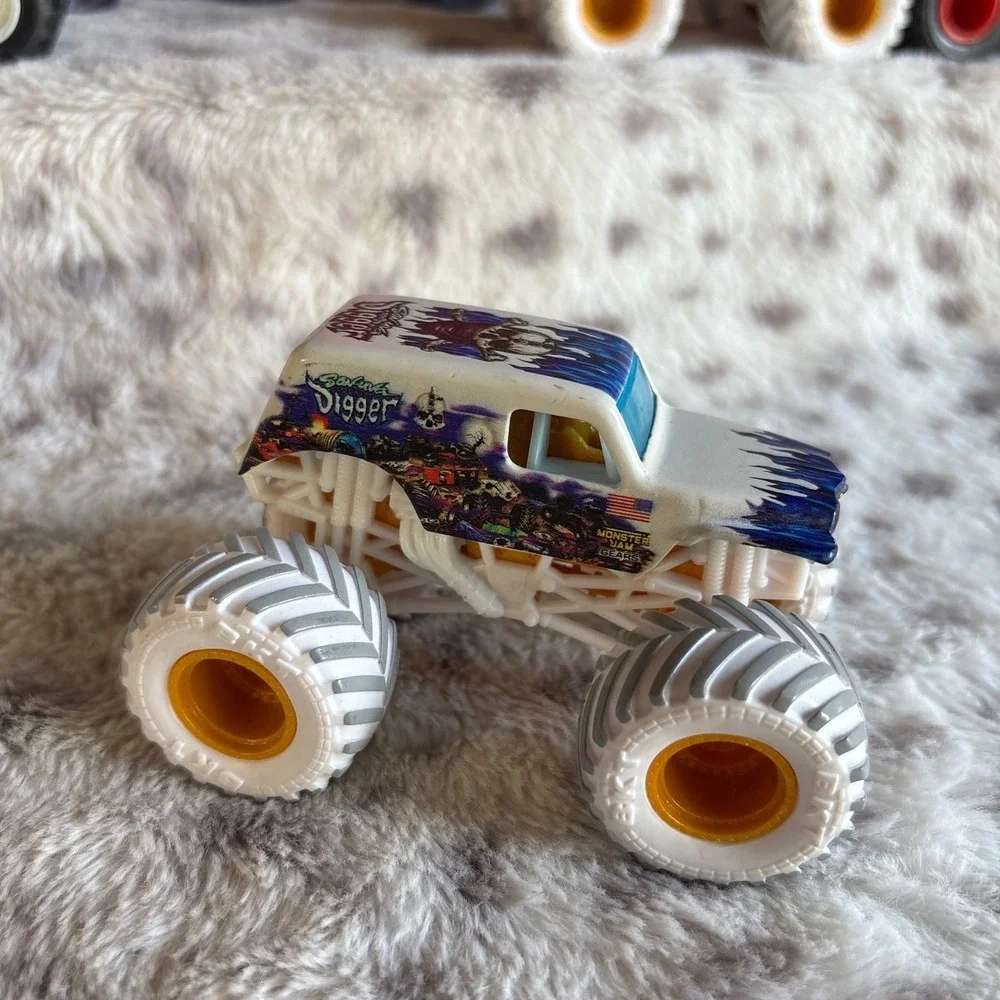 Monster Jam Son-uva Digger White Blue Flames 1:64 Die-Cast Monster Truck 2021